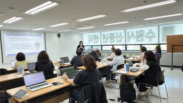 황남희 강사(왼쪽)가 AI를 활용한 도구 활용법을 강의하고 있다.