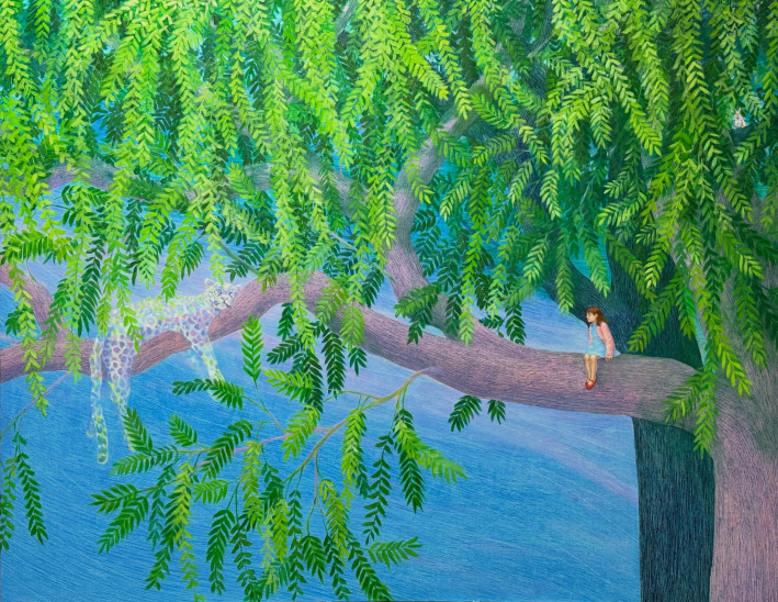 최경숙 작가의 대표작 〈여름, 바람에 잠든〉 (Oil and colored pencil on canvas). 녹음이 우거진 나무 위에서 잠든 표범과 이를 가만히 바라보는 앨리스의 서정적인 모습이 담겨 있다.