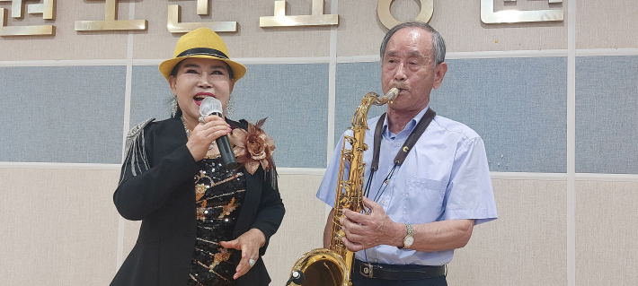 강태준 은사와 제자 나소연 가수가 수원보훈요양원에서 함께 공연하고 있다.