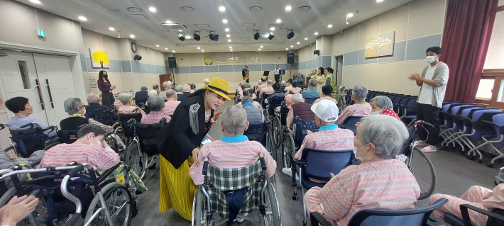 나소연 가수가 환우들 손을 잡으며 따뜻한 대화를 나누고 있다.