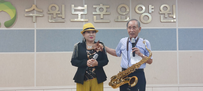 강태준 은사가 위문공연 진행을 보면서 제자 나소연 가수를 소개하고 있다.