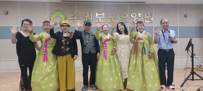 사랑·행복봉사단이 공연을 마치고 석별의 인사를 하고 있다.