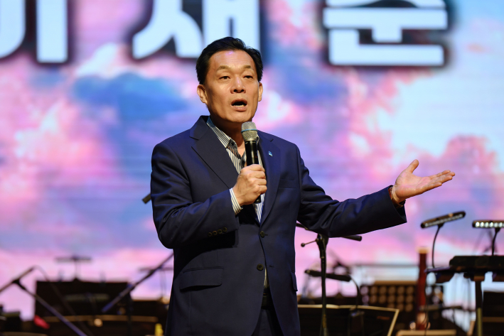 사진2)이재준 수원시장이 인사말을 하고 있다.    