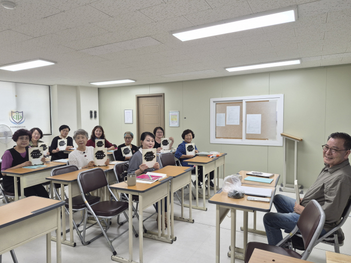 한시를 짓기위한 평측자전을 들고