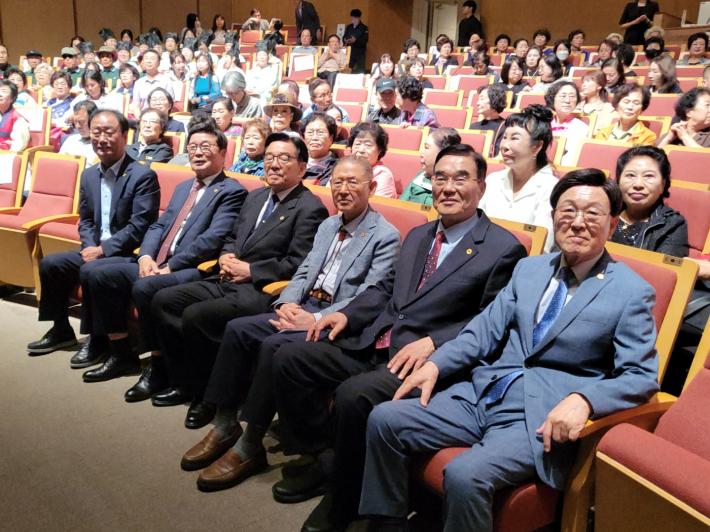 앞줄에 내빈들이 자리한 가운데 경기도 각 지역에서 참가한 어르신들이 행사장을 가득 메우고 있다.