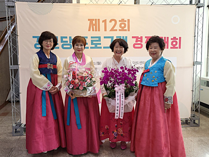 공연을 마친 수원시 영통구 연합팀 어르신들이 서로를 격려하며 포토존에서 기념촬영을 하고 있다.