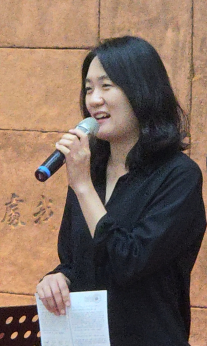 김서현 기획 연출가가 그림책 '나는 나 나혜석'을 활용해 드보르자크 음악과 결합된 공연의 연출의도를 관객들에게 설명하고 있다