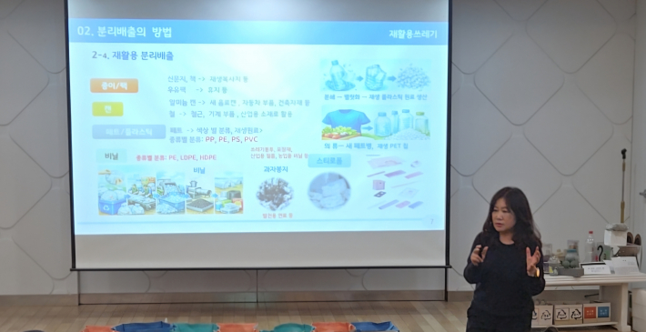재활용품 분리배출 방법을 주제로, 페트병 및 비닐류가 재생 플라스틱 원료나 새 페트병, 재생 PET 칩 등으로 재활용되는 자원 순환 과정에 대해 설명하고 있다