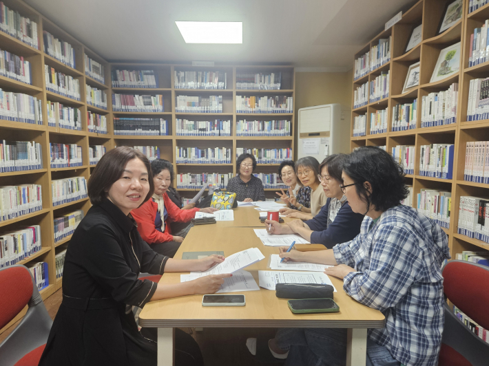 행궁동 새마을문고회에서 9월 정례회의를 진행하고 있다.