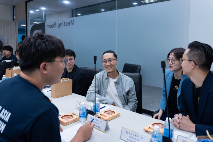 지난해 수원시의 지원으로 진행한 '아시아 청년 포럼'에 참가한 청년 기업가들이 해외 청년 기업가와 소통하고 있다.