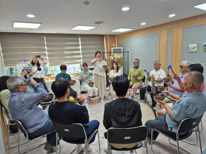 스스로 연주하면서 악기의 울림을 느껴본다 