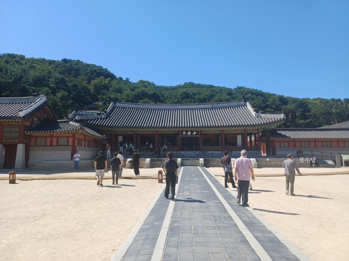 봉수당으로 가는 길은 삼도(三道)와 봉수당 전경