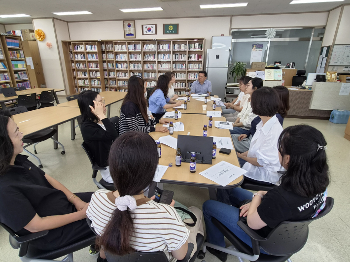 회의 진행 중인 문고 회원들과 영통1동 직원들