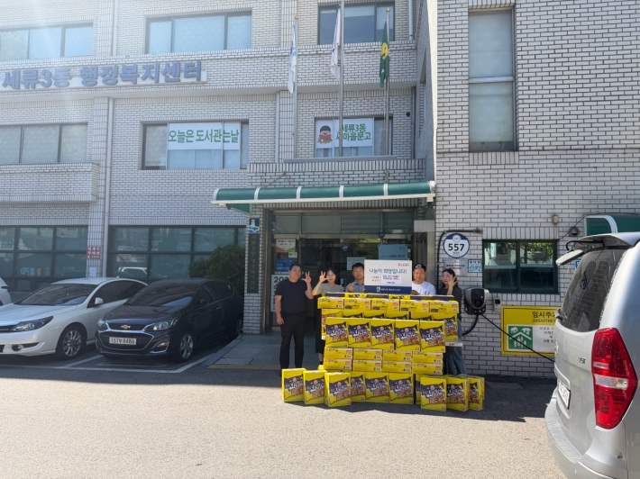 영원교회 관계자와 허영진 세류3동장이 추석을 맞아 기부된 라면 70박스를 앞에 두고 기념 촬영을 하고 있다.