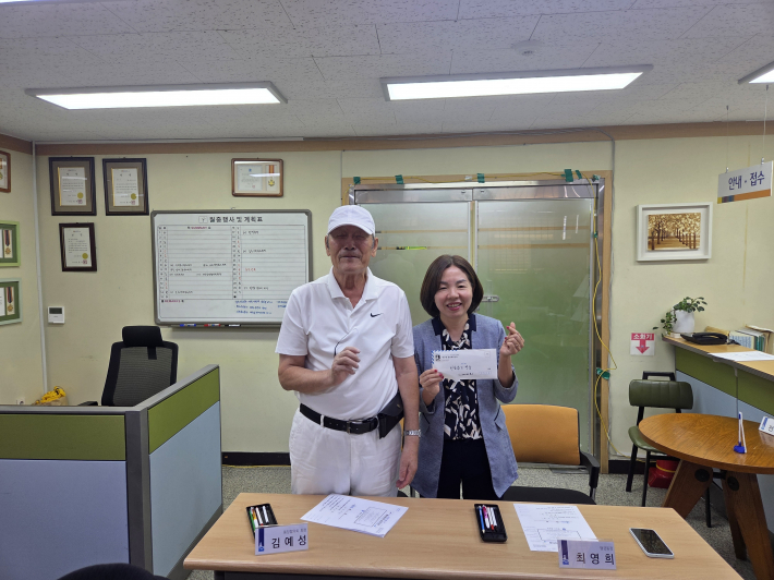 추석 성금을 전달하고, 김예성 통장협의회장(왼쪽)과 최영희 행궁동장(오른쪽)이 기념사진을 찍고 있다. 