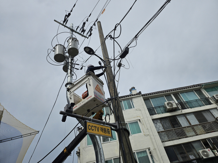 장안구 안전건설과에서 추석 연휴대비 관내 전기시설물 일제 점검을 실시하였다.