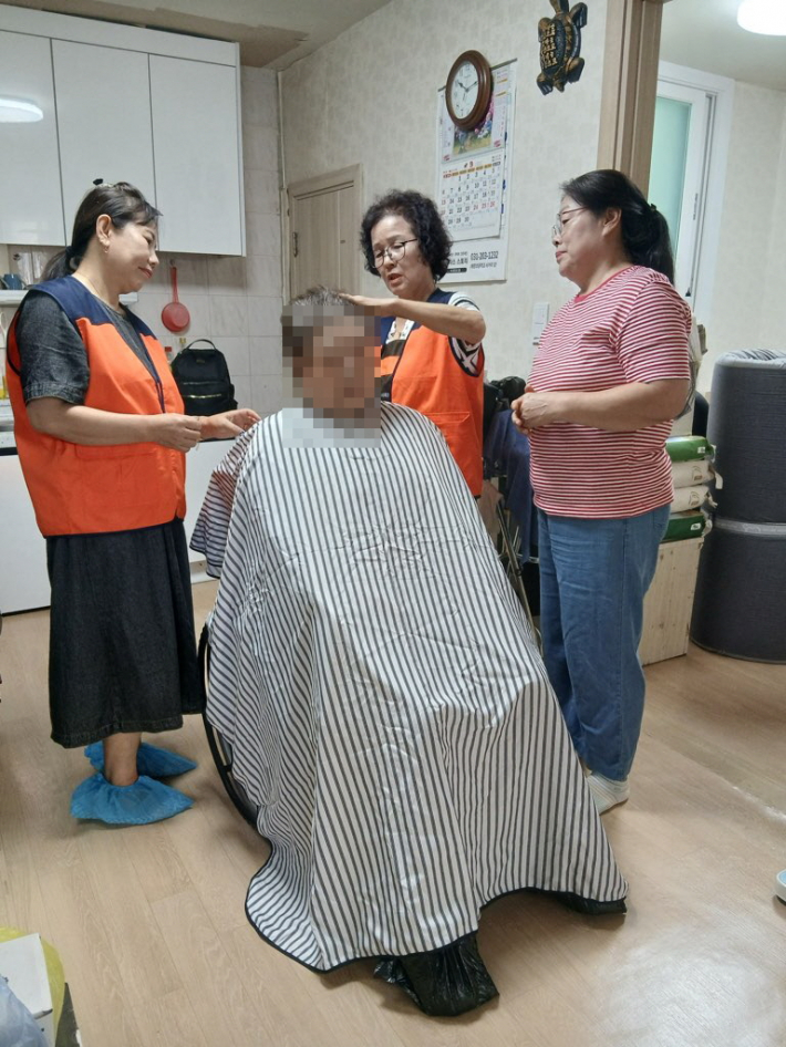 망포2동 지역사회보장협의체에서 찾아가는 이미용 봉사를 실시하고 있다.
