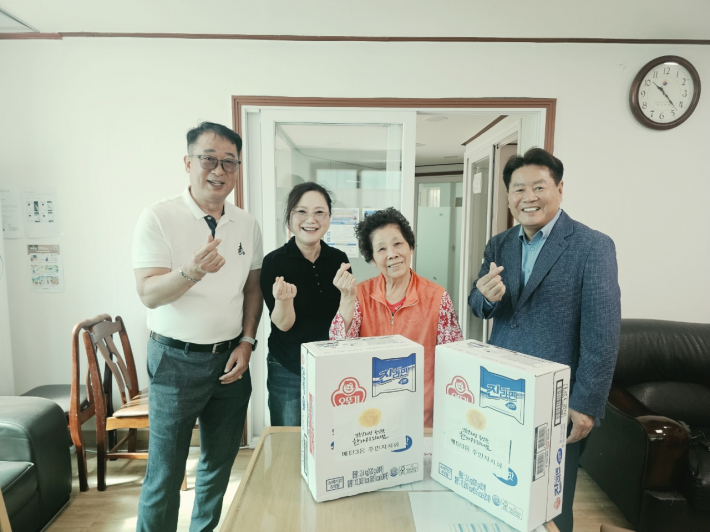 매탄3동 주민자치위원이 경로당에 라면2박스 전달하였다.