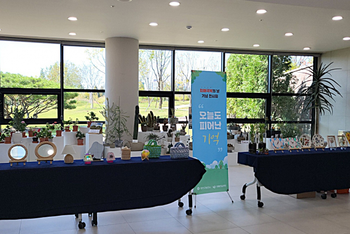 치매 어르신들의 손끝에서 탄생한 작품들이 놀라운 완성도를 자랑하며 눈길을 사로잡았다.