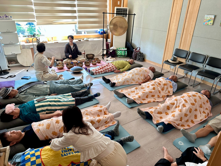 싱잉볼 명상은 함께 누워서 소리를 듣는 것으로 이뤄진다 