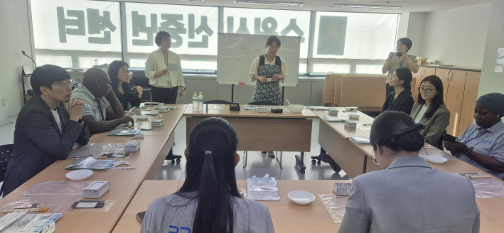 이선화 공예문화협회 대표(가운데)가 한지 공예에 대해 설명하고 있다