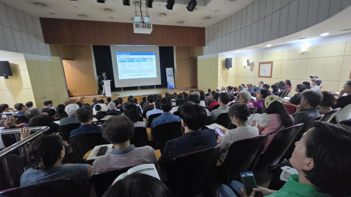 경기도 찾아가는 정책설명회에 150명의 주민들이 참석해 경청하고 있다.