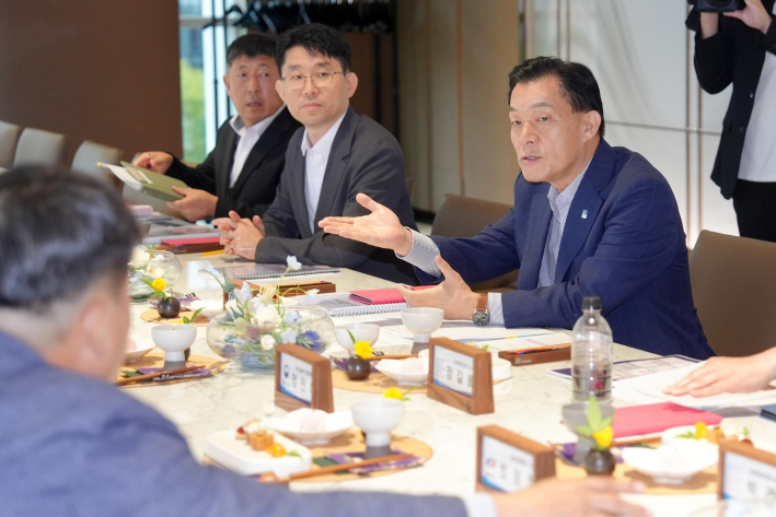 사진1)이재준 수원특례시장이 제18회 세계도로협회(PIARC) 동계도로대회 유치위원회 출범식에서 발언하고 있다.    