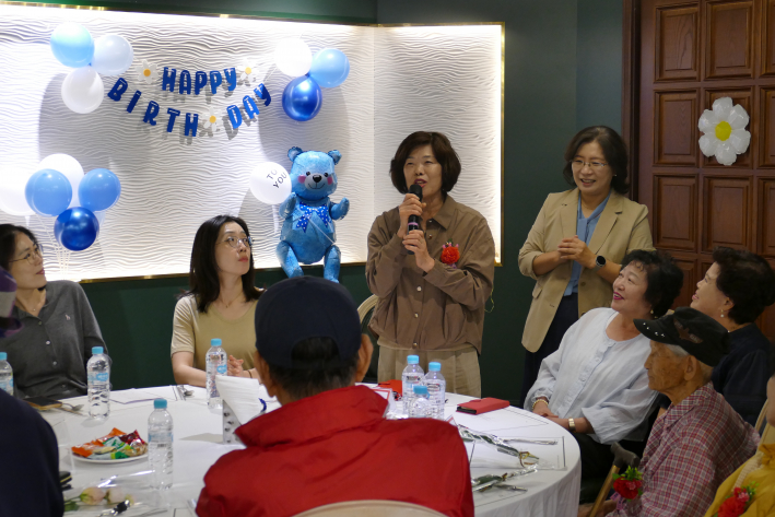 칠팔구백순을 맞이하신 어르신들에게 건강과 장수를 기원하는 축하 인사를 전하고 있다.