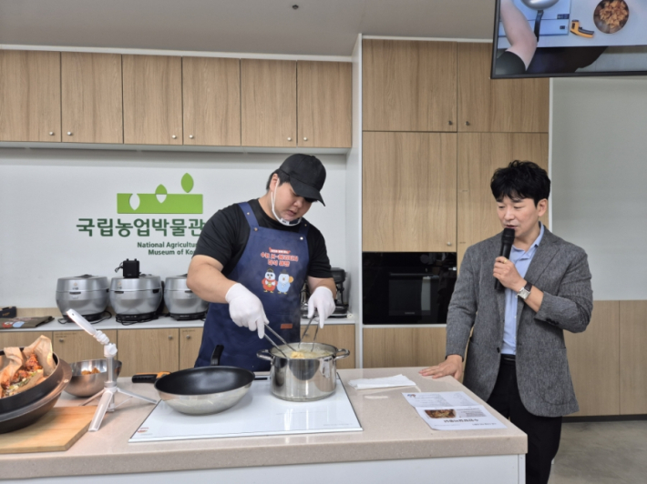 시범을 보이는 남문통닭 이재준 마스터와 김경재 대표