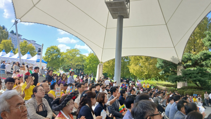 다문화 한가족축제를 즐기는 이주민들