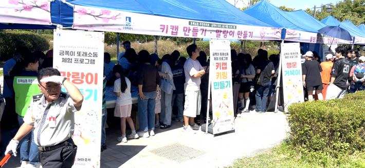 축제 홍보부스를 찾은 주민들