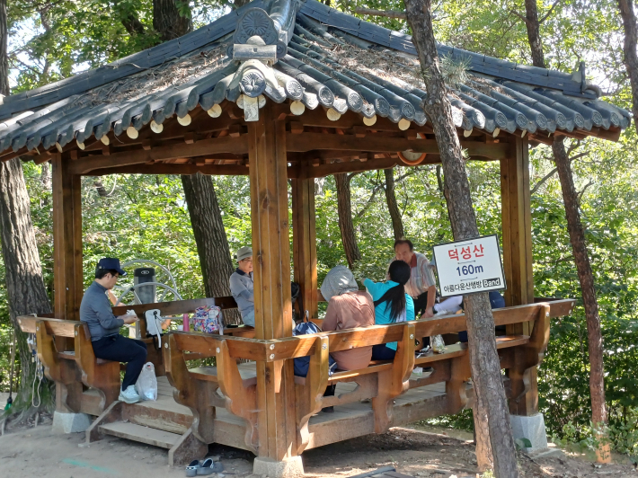 덕성산 정상 정자의 쉼터 전경