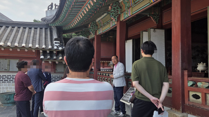 화성행궁 해설사와 참가자 모습  