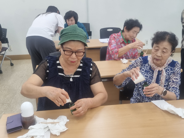 EM주방 세제 만들기에 열중하는 소환지 서포터즈 선배 시민
