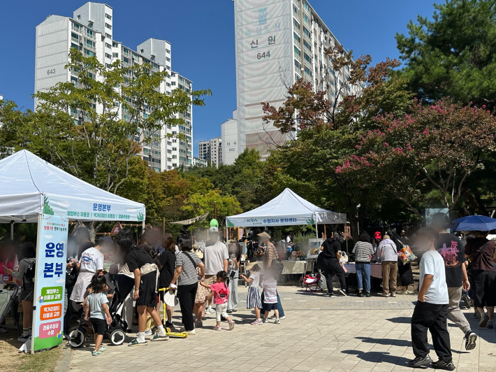 영통3동 제3회 행복나눔축제를 구경하기 위해 많은 주민들이 모였다. 