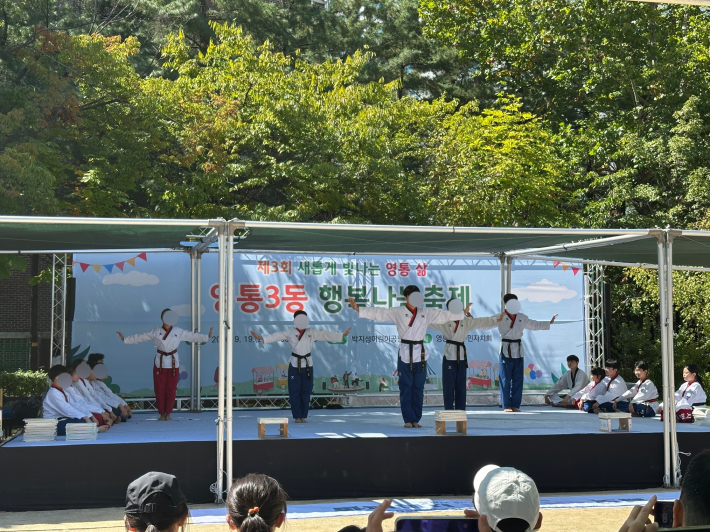 경희대신나무 태권도 시범단이 공연을 하고 있다.
