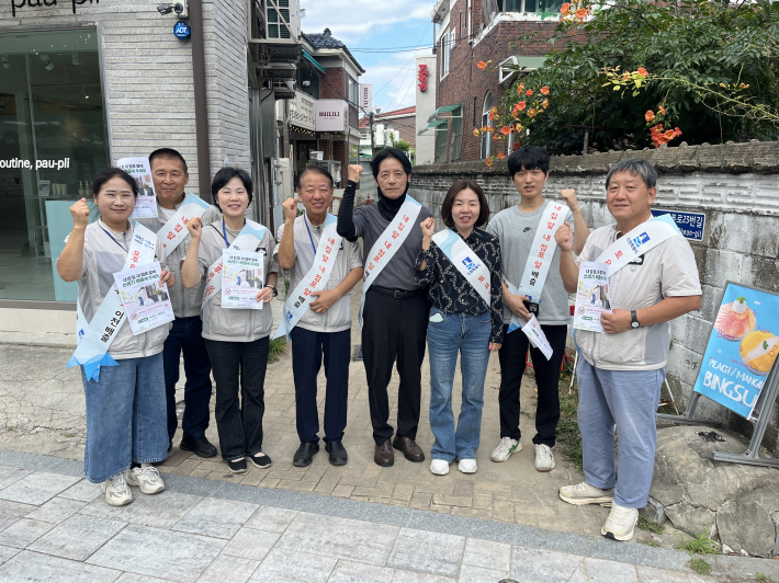 행복마을관리소 지킴이, 무단투기단속원, 행궁동장 등이 함께 어린이공원 금연 및 무단투기 금지 캠페인에 앞서 기념촬영을 하고 있다.