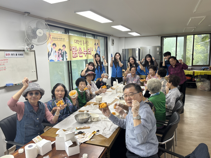 대학생 봉사단 '맑은누리', 경로당 어르신들과 송편 만들기 진행