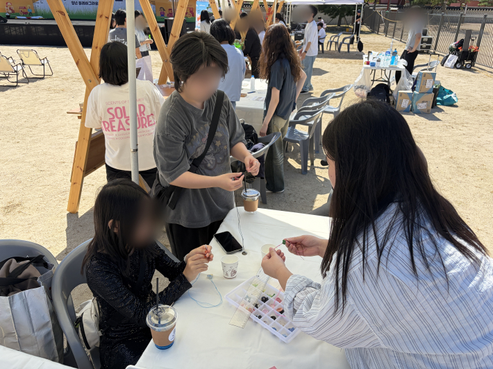 부스에서 체험을 하고 있는 청년의 모습