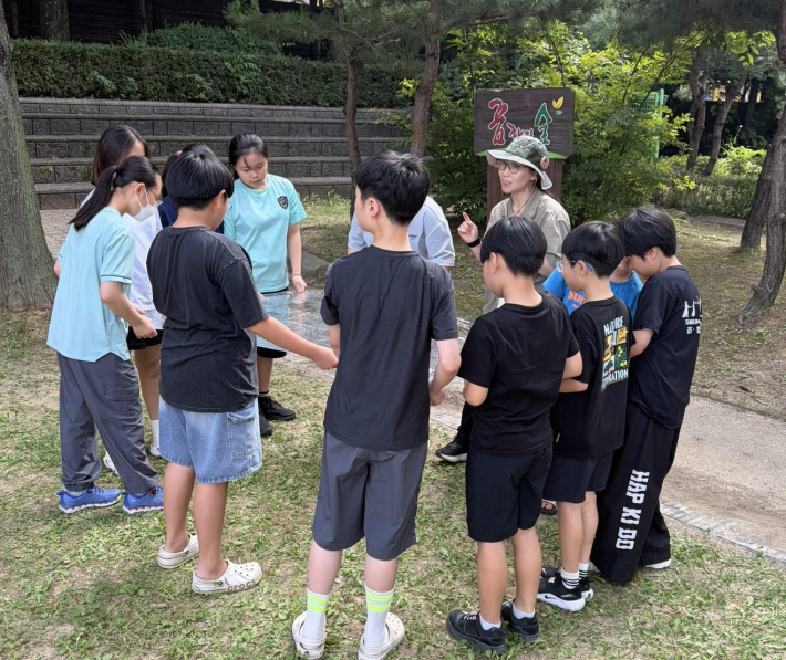 사진)고색초등학교 학생 대상으로 탄소중립 실천 교육을 진행하고 있다.    