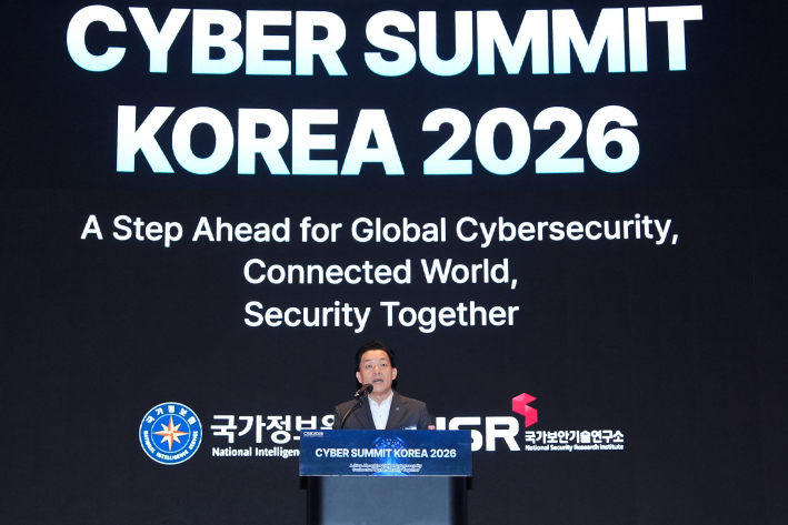 사진1~2)이재준 수원특례시장이 사이버 서밋 코리아 2026 폐회식에서 인사말을 하고 있다.    
