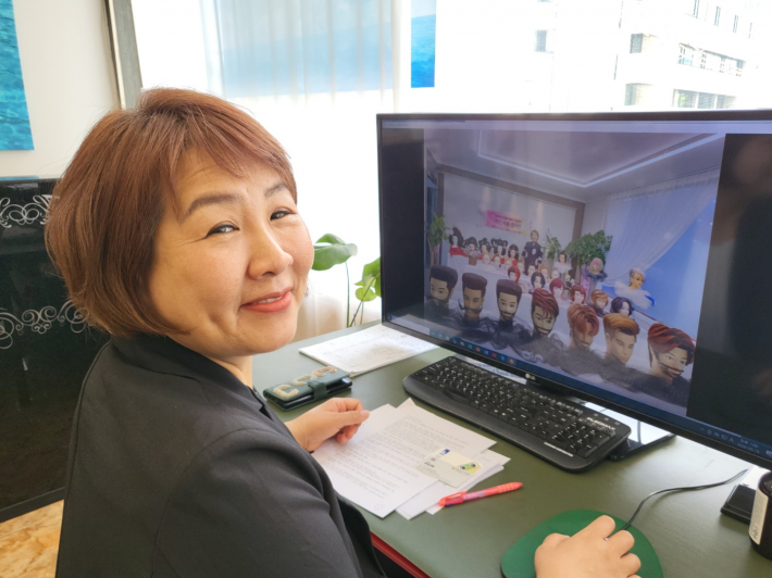 공부와 연구 자료를 보여달라는 기자의 요청에 곧바로 컴퓨터 앞에 앉아 관련 자료를 찾고 있는 최지영 명장.