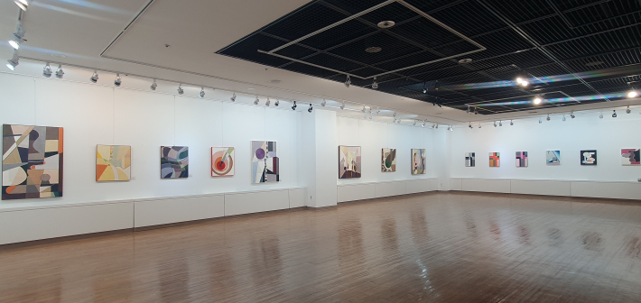 이유미 작가의 한지 작품들이 전시장 벽면에 이어져 있다. 한지의 질감과 점·선·면을 이용한 다양한 화면 구성이 눈에 들어온다.