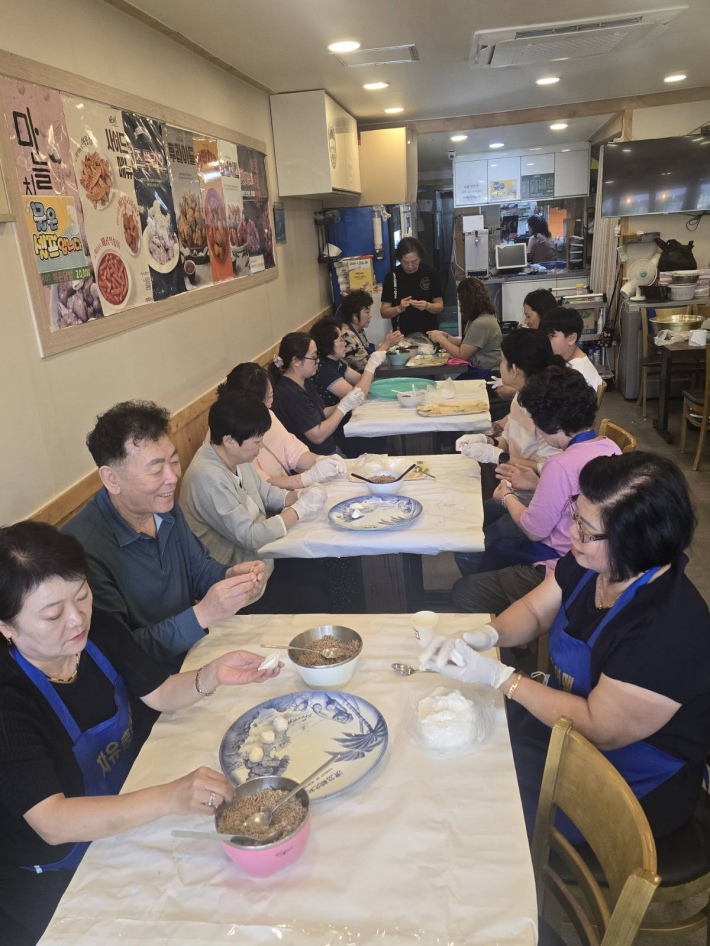 자유총연맹에서 다문화가정과 함께 송편을 빚고 있다.