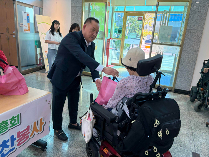 최영옥 호매실동 체육진흥회장이 정성껏 준비한 추석 음식과 반찬을 지역 내 취약계층에 전달하고 있다.