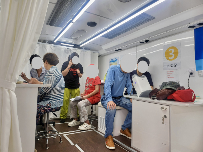 찾아가는 수원새빛노인건강버스 진료가 시작된 2일능실종합사회복지관에서 어르신들이 건강버스 안에서 진료를 받고 있다.