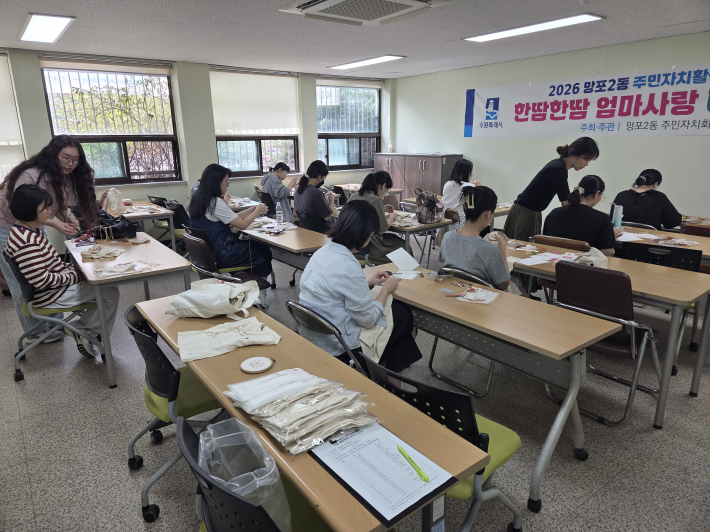 커뮤니티센터 문화사랑실에서 태교교실이 진행되고 있다.