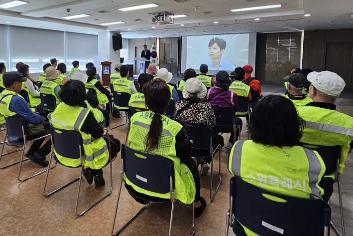 장안구 분리배출 자원관리 근무자들이 교육을 받고 있다.