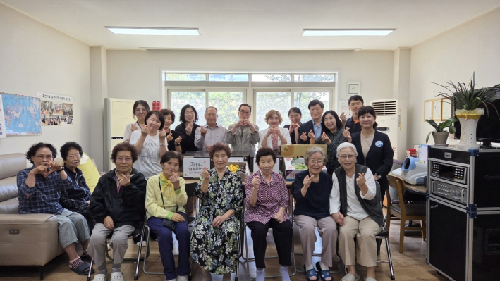  광교2동 지역사회보장협의체가 호반마을휴먼시아20단지 경로당에서 어르신들과 함께하는 나눔행사를 마련했다. 