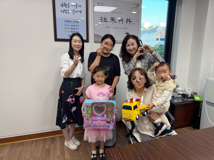 조원2동 관계자들이 장난감 리사이클링 나눔행사를 진행하고 있다.